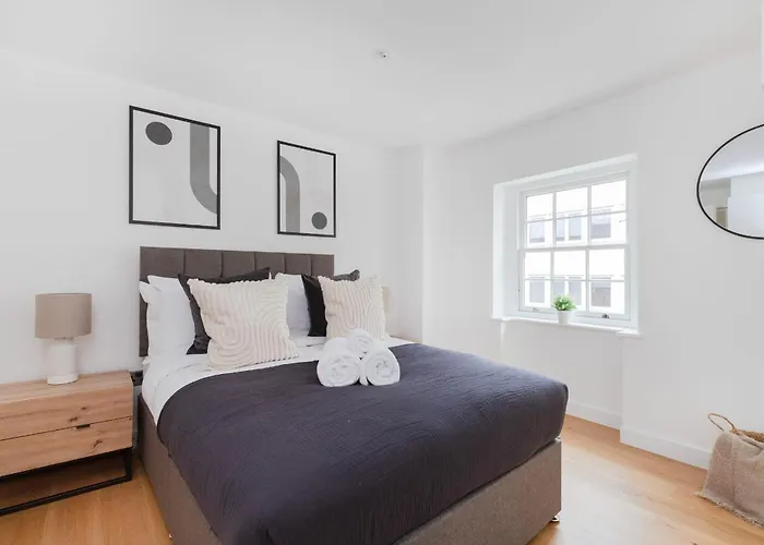 Fitzrovia & Soho - 2Br With Balcony - Cityapartmentstay
